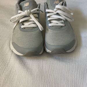 New Balance women’s sneakers size 7.5 nwot